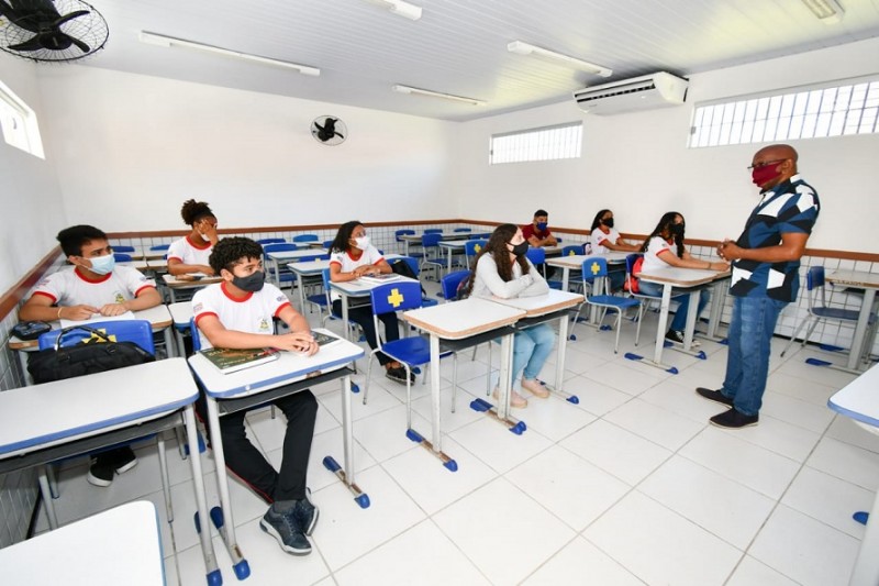 Professor e estudantes em aula presencial no CE João Evangelista (Foto: Divulgação) 