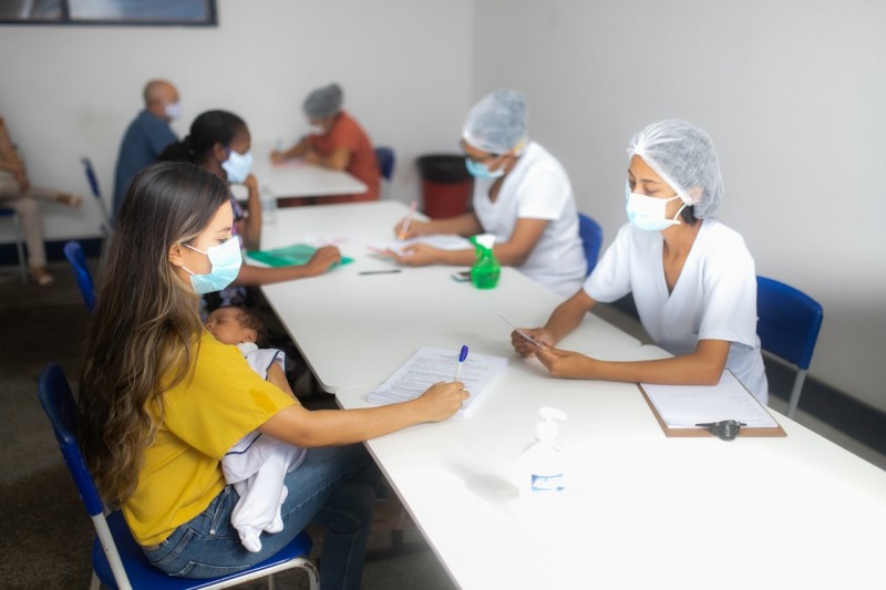 Rayla Sampaio retornou ao posto de vacinação para a segunda dose (Foto: Ruy Barros)