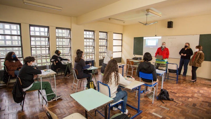 Para o retorno das aulas, salas foram preparadas para que alunos mantenham o distanciamento previsto nos protocolos - Foto: Felipe Dalla Valle/Palácio Piratini