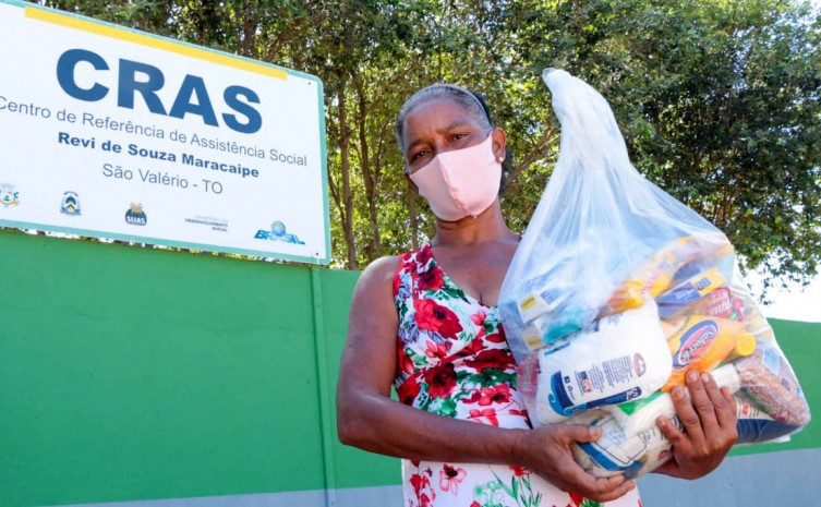 Isabel Cesária de Torres, de São Valério, mora com três filhos e destacou que a cesta chegou na hora certa - Foto: Carlessandro Souza/Governo do Tocantins