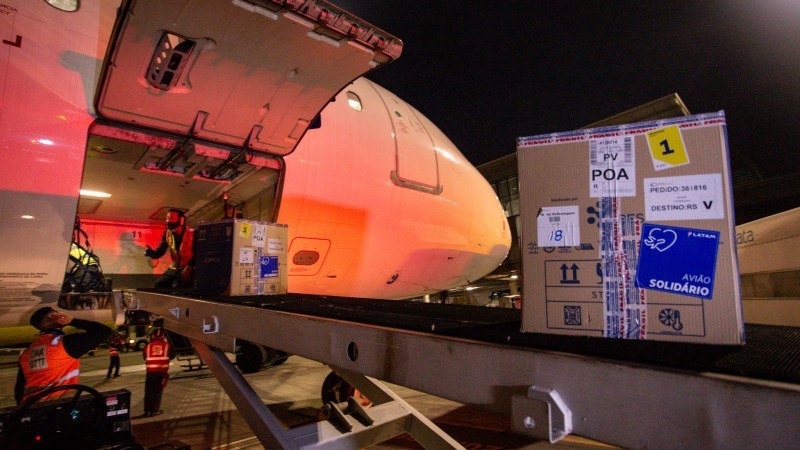 Às 18h15 desta sexta (6/8), avião vindo do aeroporto de Guarulhos (SP) trouxe 162.630 doses de Pfizer e 3.700 de Janssen - Foto: Felipe Dalla Valle/Palácio Piratini