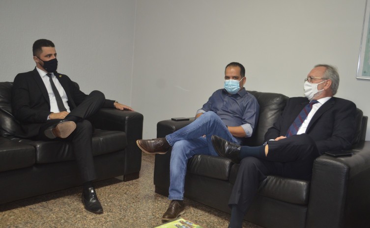 Secretário de Estado da Cidadania e Justiça acompanhado do desembargador Pedro Nelson de Miranda Coutinho e do juiz de direito Jordan Jardim - Foto: Shara Rezende/Governo do Tocantins