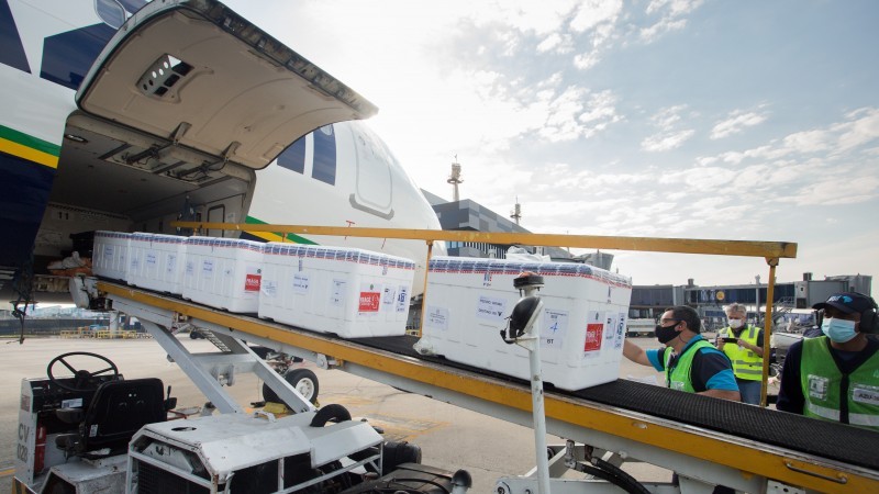 Vindo do aeroporto de Guarulhos (SP), avião pousou na capital por volta das 9h15 desta segunda (9/8) - Foto: Felipe Dalla Valle/Palácio Piratini