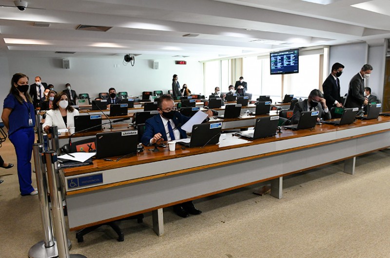 Pela decisão da CAE, veículos comprados diretamente das montadoras só poderão ser vendidos após um ano da aquisição; projeto vai à CCJ - Roque de Sá/Agência Senado