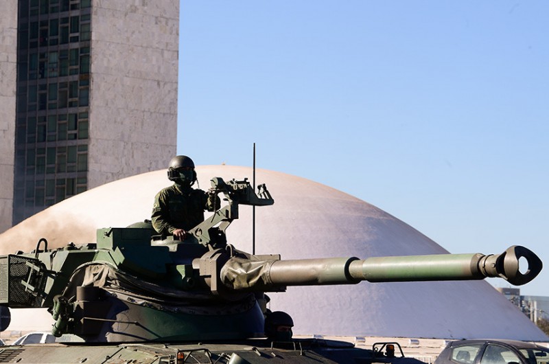 Tanque de guerra passa ao lado da cúpula do Senado - Agência Senado