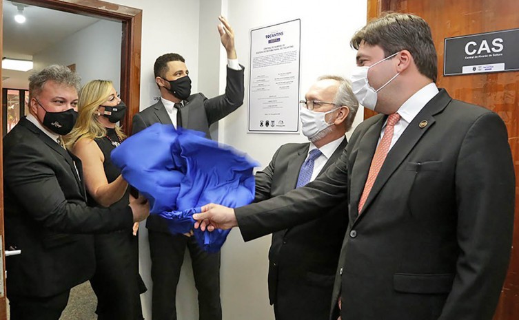 O secretário da Seciju descerrou a placa de inauguração juntamente com o desembargador Pedro Nelson de Miranda Coutinho, com a defensora pública geral Estellamaris Postal e com o presidente da OAB Gedeon Pitaluga e o promotor André Varanda Ramos - Foto: L