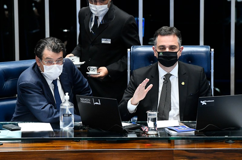 Ao abrir a sessão deliberativa, o presidente do Senado, Rodrigo Pacheco (à esq.), pediu a atenção dos senadores contra “arroubos e bravatas” que possam ameaçar a democracia - Marcos Oliveira/Agência Senado