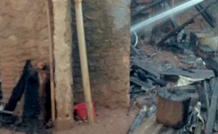 Fogo destruiu entulho e uma bicicleta que estava no local - Foto: Corpo de Bombeiros/Governo do Tocantins