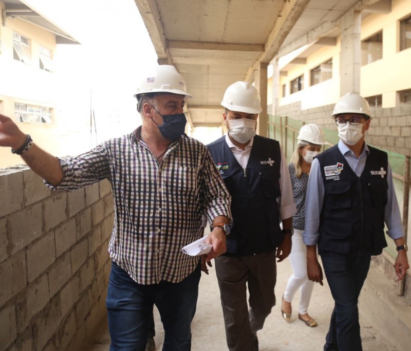 Secretários Carlos Lula e Clayton Noleto acompanharam a execução das obras do novo Hospital da Ilha. (Foto: Márcio Sampaio)