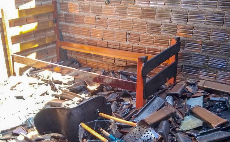 Pertences na casa foram queimados pela ação do fogo - Foto: CBMTO/Governo do Tocantins