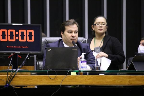 “O governo federal é o único que pode emitir dívida e moeda, não tem saída”, argumentou Rodrigo Maia