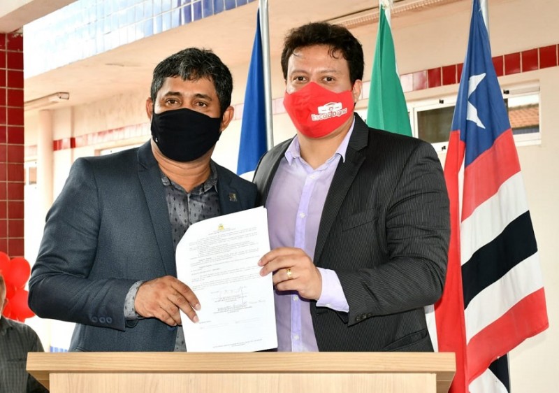 Secretário Felipe e prefeito Toca Serra (Foto: Lauro Vasconcelos) 