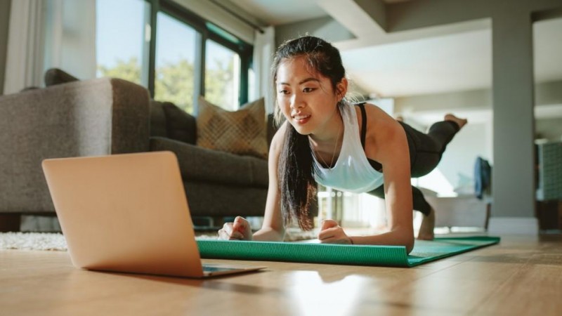 Realizar exercícios em casa é uma das formas de manter o corpo em movimento - Foto por: iStockPhotos