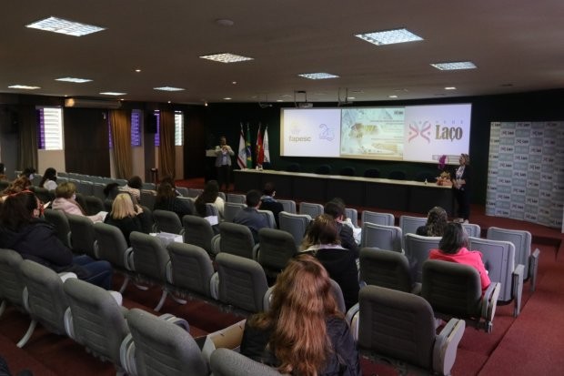  A Rede Laço de Voluntariado, com o apoio da Fapesc, promoveu neste sábado,14, um dia de estudos e trabalho com foco na criação de projetos inovadores voltados à captação de recursos para as ações do Terceiro Setor. Com um público de aproximadamente 45 pe