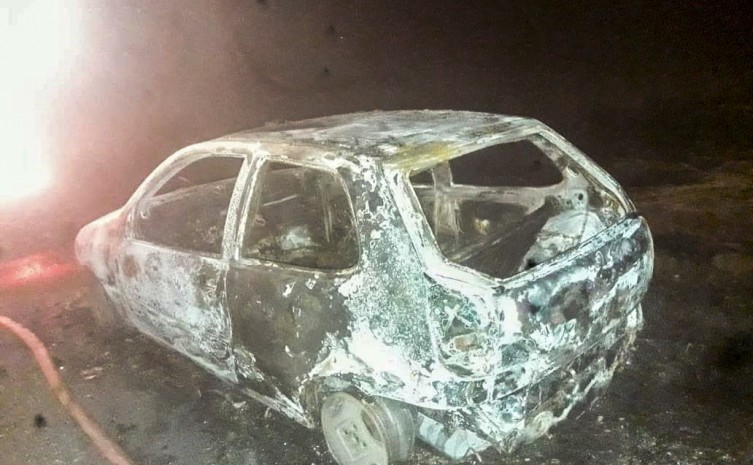 Em Silvanópolis, carro foi destruído pelas chamas antes que os bombeiros militares chegassem para o combate - Foto: Corpo de Bombeiros/Governo do Tocantins