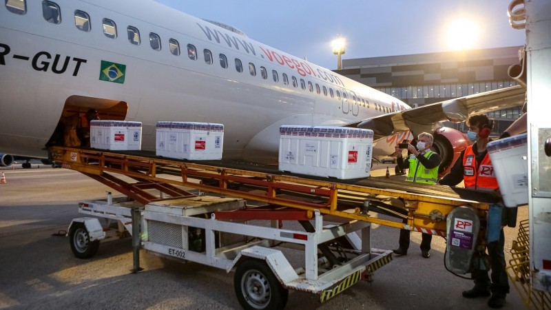Quase às 18h desta segunda (16/8), 182.500 doses de Astrazeneca chegaram ao aeroporto da capital em avião vindo do Rio - Foto: Gustavo Mansur / Palácio Piratini