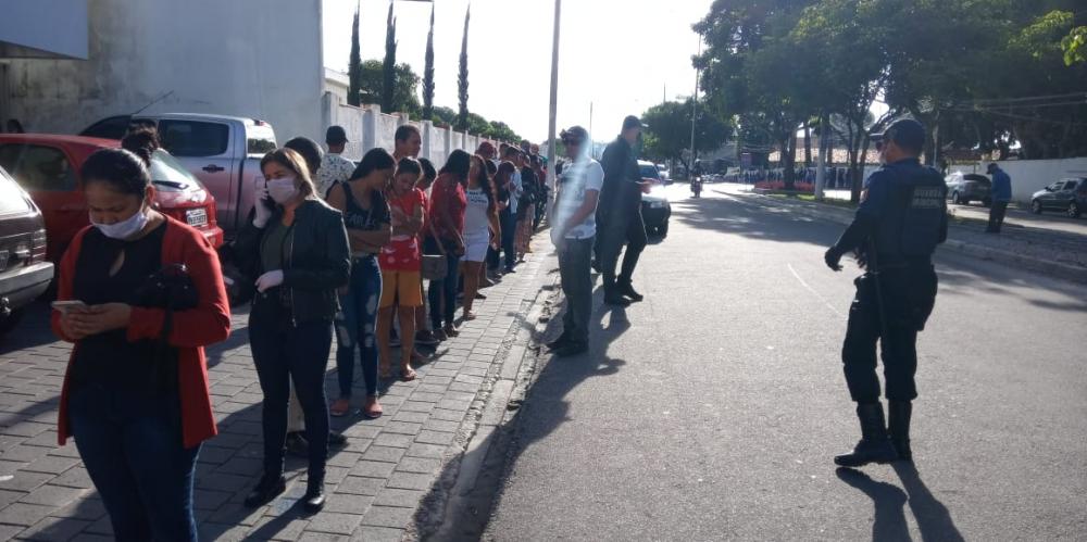 Filas imensas se formam nas agências da Caixa Econômica em Garanhuns