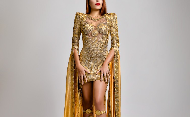 A produção do vestido de capim dourado contou com a participação de 21 artesãs e demorou 720 horas para ser concluída - Foto: Mai Fotografia/Divulgação