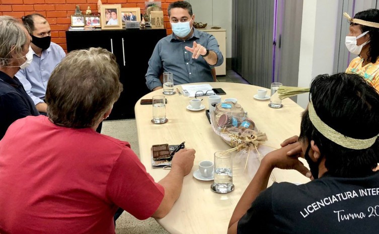 Presidente da Adetuc, Jairo Mariano, recebeu lideranças Krahô, indigenista e empresário para tratar do etnoturismo - Foto: Flávio Cavalera/Governo do Tocantins
