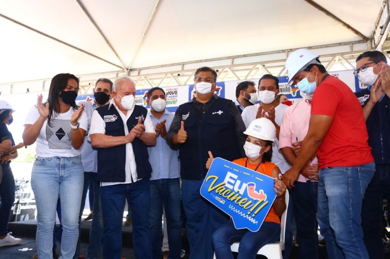 <em>Governador Flávio Dino e ex-presidente Lula acompanham a vacinação dos trabalhadores da construção civil no Maranhão (Foto: Gilson Teixeira)</em>