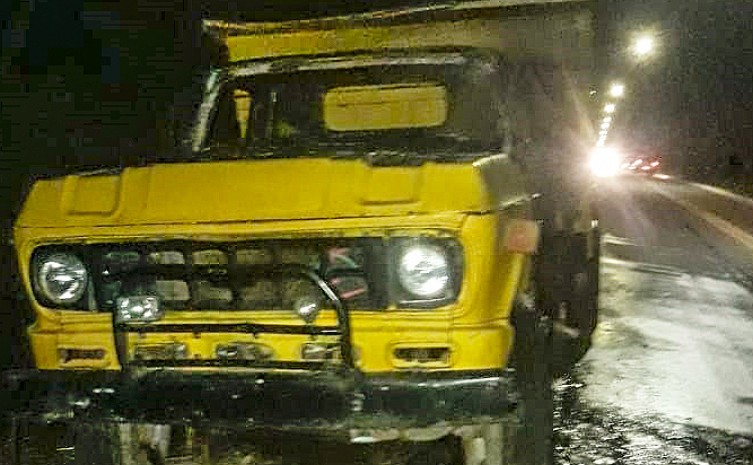 Caminhão basculante pegou fogo e bombeiros militares foram acionados para a extinção das chamas - Foto: Corpo de Bombeiros/Governo do Tocantins