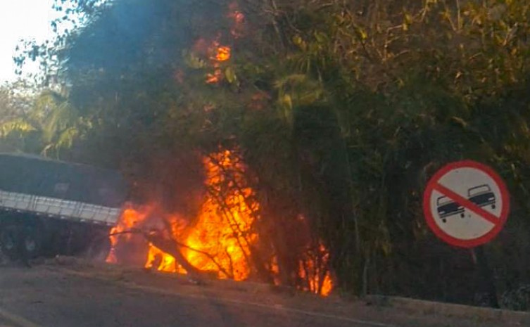 Carreta pegou fogo após colisão com carro de passeio e as vítimas morreram no local - Foto: Divulgação