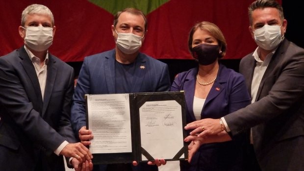 Fotos: Peterson Paul/Secom Em alusão à Semana Estadual da Pessoa com Deficiência Intelectual e Múltipla, o governador Carlos Moisés assinou termo de convênio para a realização da pós-graduação em “Educação Especial na Perspectiva Inclusiva”. O curso é rea