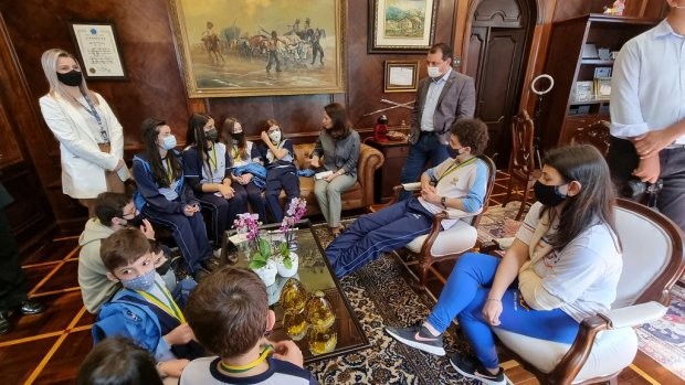 Fotos: Peterson Paul/Secom Estudantes da Escola Adventista de Tubarão que conquistaram 13 medalhas na Olímpiada Internacional de Matemática, promovida pela Associação Canguru sem Fronteiras, foram recepcionados pelo governador Carlos Moisés e pela primeir