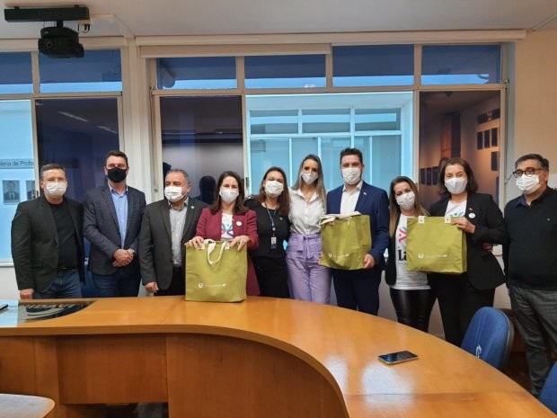 Fotos: Divulgação Rede Laço Em agenda no município de Rio do Sul nesta quinta-feira, 26, a primeira-dama do Estado, Késia Martins da Silva, apresentou o trabalho da Rede Laço de Voluntariado e fortaleceu a parceria para estimular ações e projetos que vise
