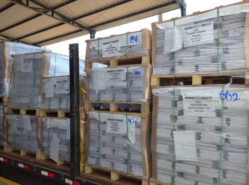 Escolas de Cuiabá já começaram a receber as apostilas nesta segunda-feira - Foto por: Seduc-MT