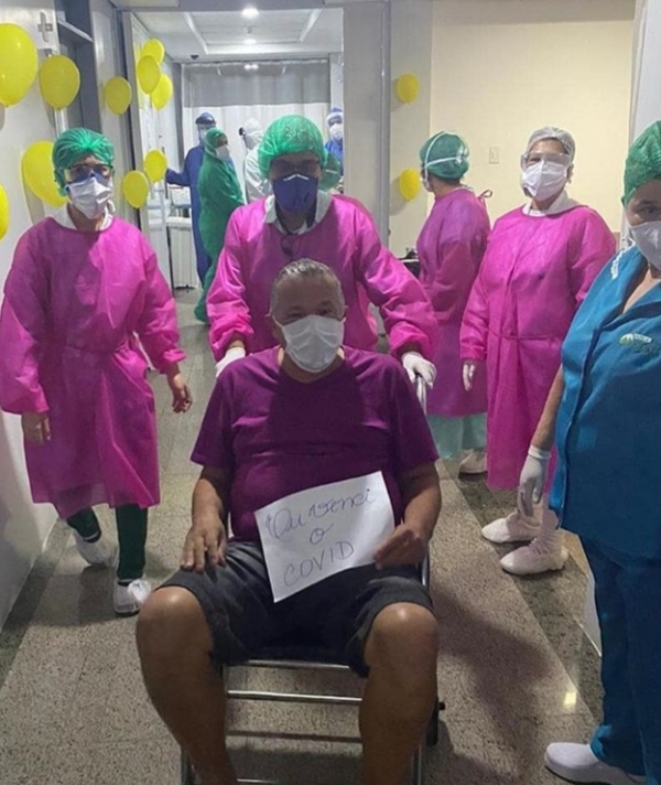 Na foto Walter Santana saindo do Hospital Monte Sinai acompanhado por enfermeiros e médicos