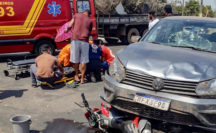 Motocicleta colidiu com veículo e condutor teve ferimentos no braço e perna - Foto: CBMTO/Governo do Tocantins