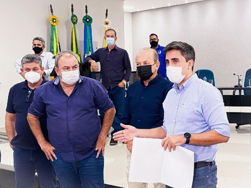 Vice-governador e secretário de Educação enfatizaram que a decisão de qual unidade irá receber a Escola Tiradentes será da comunidade escolar - Foto por: Wesley Rodrigues