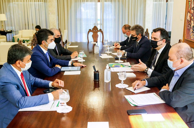 Ao lado de Ibaneis Rocha, do DF (D), Rodrigo Pacheco diz a governadores que a democracia não é negociável - Pedro Gontijo/Senado Federal