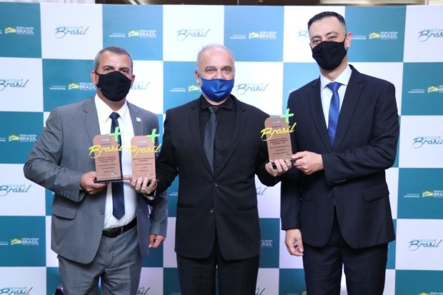  Fábio Riera, Ricardo Moritz, diretor-presidente da SCPAR holding, e Cleverton Vieira - Foto: SCPAR Porto de Imbituba A eficiência e a qualidade na gestão dos portos catarinenses foram determinantes para o recebimento de prêmios nacionais do Portos + Bras