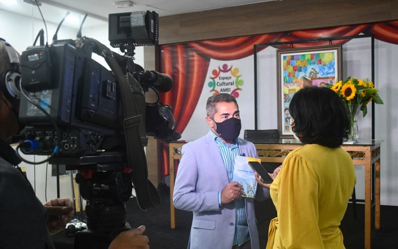 Livro Cotidiano Azul reúne poesias com histórias do dia a dia do gestor escolar (Foto: Cinaldo Oliveira)