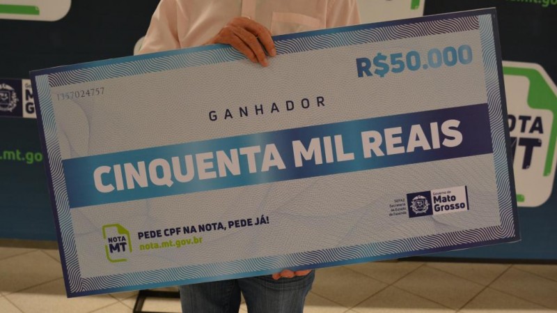 Cheque simbólico de R$ 50 mil, a maior premiação do Nota MT - Foto por: Lorrana Carvalho/Sefaz-MT