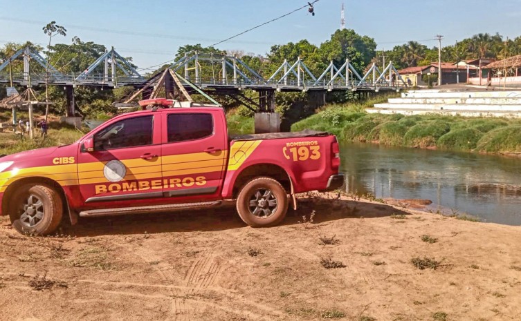 Viatura da CIBS às margens do Rio Ponte Alta, nas proximidades de onde o adolescente se afogou na terça-feira, 7 - Foto: CBMTO/Governo do Tocantins