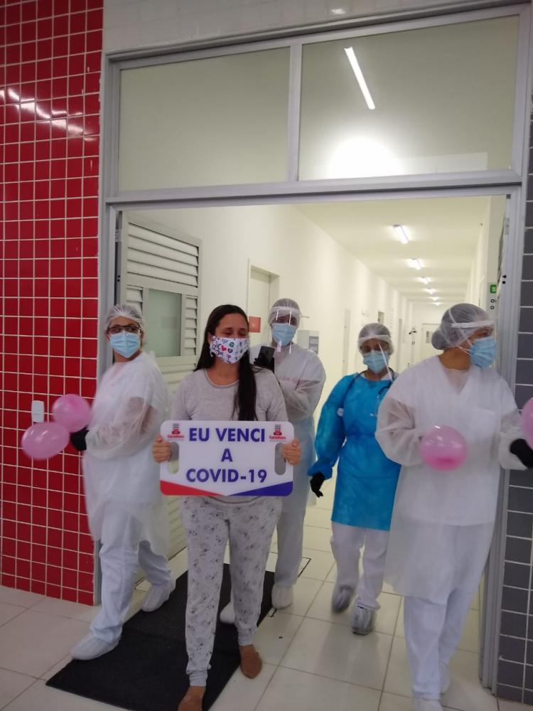 Na foto a psicóloga Ana Paulo Burgos recuperada depois de oito dias internada em uma Unidade de Tratamento na cidade de Garanhuns