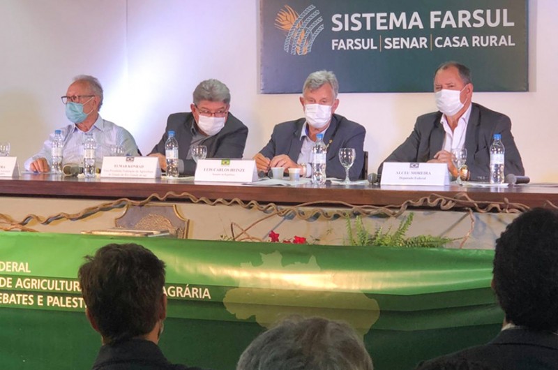Luis Carlos Heinze (terceiro da esquerda para a direita) lembrou que a Organização Mundial de Saúde Animal reconheceu Paraná, Rio Grande do Sul, Acre e Rondônia, além de parte do Amazonas e do Mato Grosso, como áreas livres de febre aftosa sem vacinação
