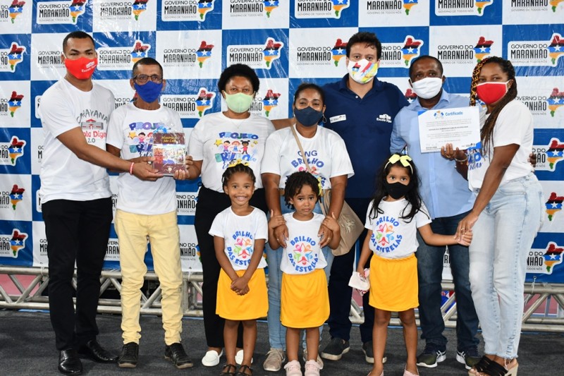 Estudantes e membros do Projeto Brilho das Estrelas’, da Associação Folclórica Beneficente Bumba Meu Boi Estrela Maior. (Fotos: Lauro Vasconcelos)