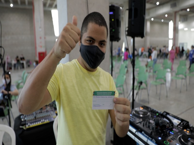DJ que anima o mutirão