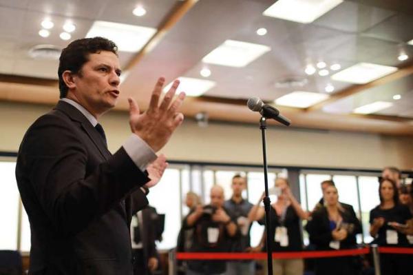 © image/jpeg O juiz federal Sérgio Moro fala com a imprensa durante o velório do ministro do STF, Teori Zavascki, no Tribunal Regional Federal de Porto Alegre