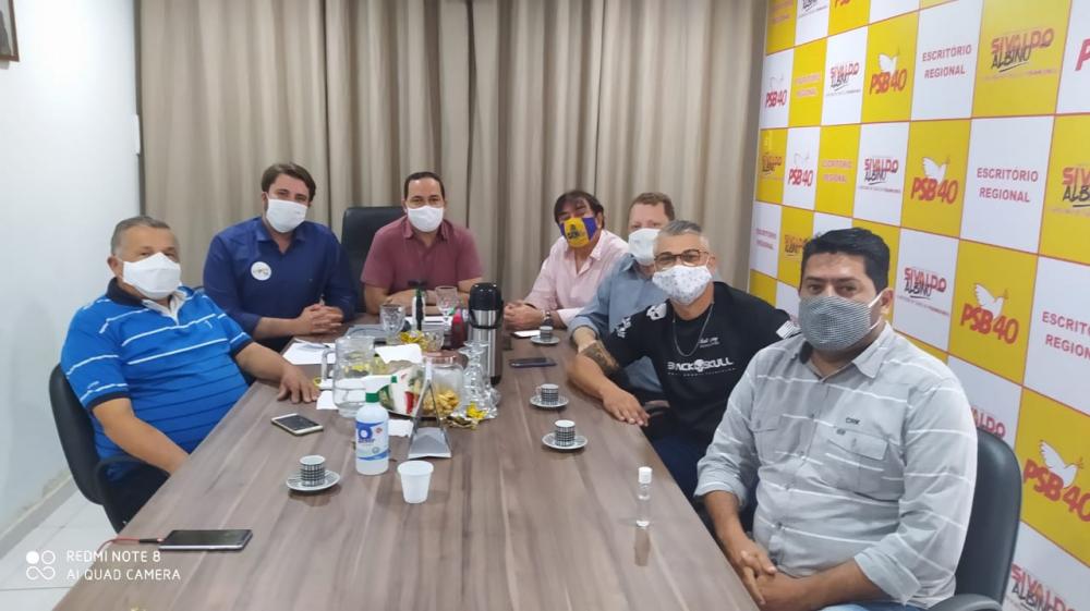 “Construindo a unidade” - Em busca de um entendimento entre os grupos de oposição o pré-candidato do Avante, Givaldo Calado, se reuniu neste sábado (22) com Silvado Albino, Tiago Paes e Eduardo Miranda