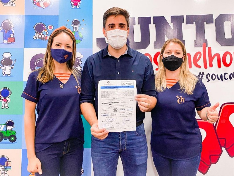 Secretário Alan Porto e a diretora da Escola Professora Cleufa Hubner, Patrícia Guimarães - Foto por: Wesley Rodrigues