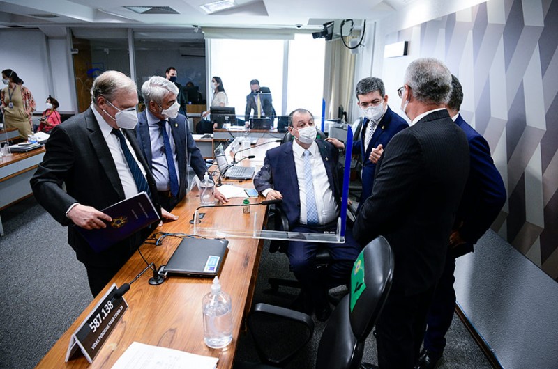 Senadores conversam durante reunião da CPI nesta terça, dia 14 - Pedro França/Agência Senado