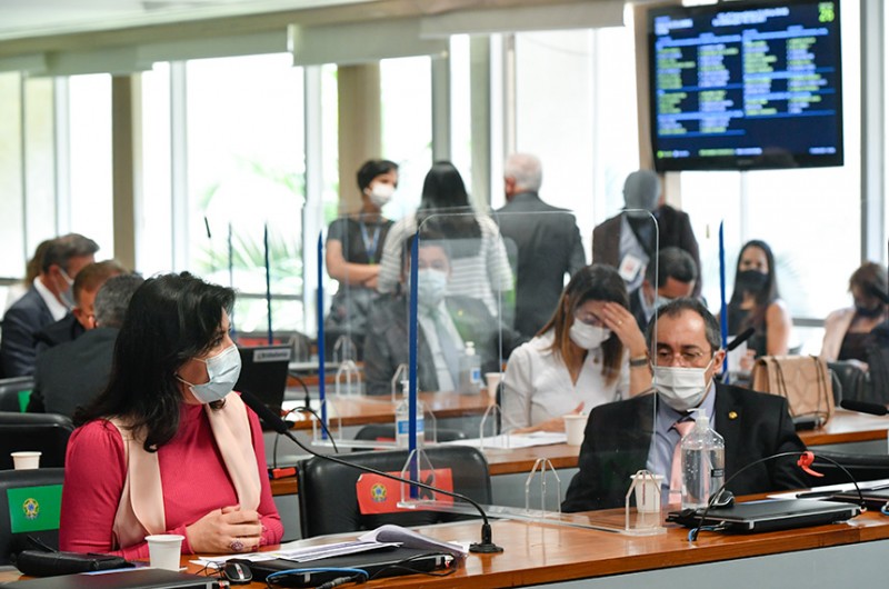 A relatora da proposta, Simone Tebet, na reunião da CCJ nesta quarta - Leopoldo Silva/Agência Senado