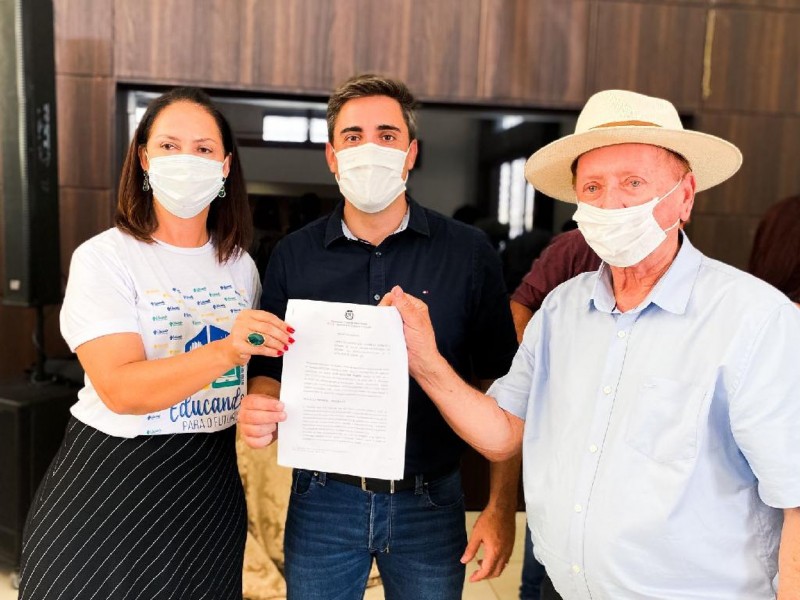 Secretária municipal de Educação de Sinop, Sandra Donato, secretário Alan Porto e o prefeito do município, Roberto Dorner, durante assinatura do termo de adesão - Foto por: Wesley Rodrigues