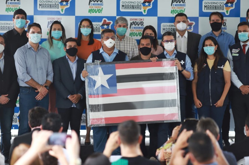 Governador recebeu quadro da bandeira do estado com verso repleto de assinaturas dos profissionais de saúde (Foto: Márcio Sampaio)