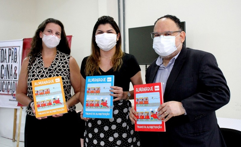 95 mil almanaques foi entregue diretamente às redes municipais de ensino ao longo da Estrada de Ferro. (Foto: Antônio Martins)